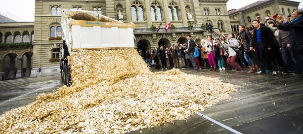 Švajčiarski aktivisti oslavujú úspešnú petíciu za vyhlásenie referenda o základnom príjme (Bern, 2013. Foto: Stefan Bohrer)