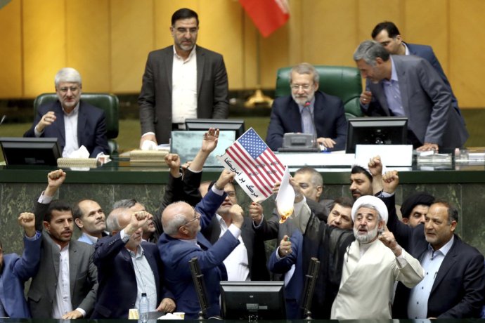Iránski poslanci pália americkú vlajku. Foto - AP