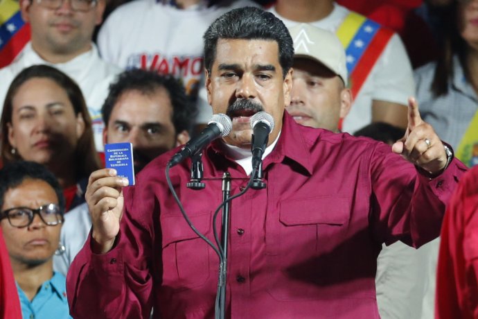 Nicolás Maduro s kópiou venezuelskej ústavy. Foto – TASR/AP