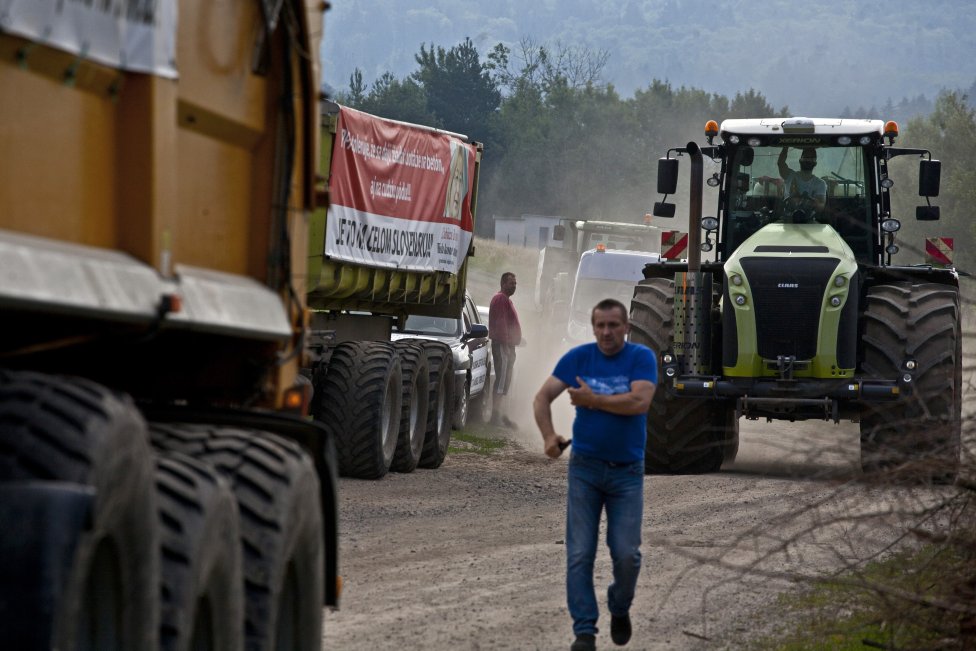 Traktory protestujúcich farmárov vyrážajú z Detvy smerom na Bratislavu. foto N - Andrej Bán