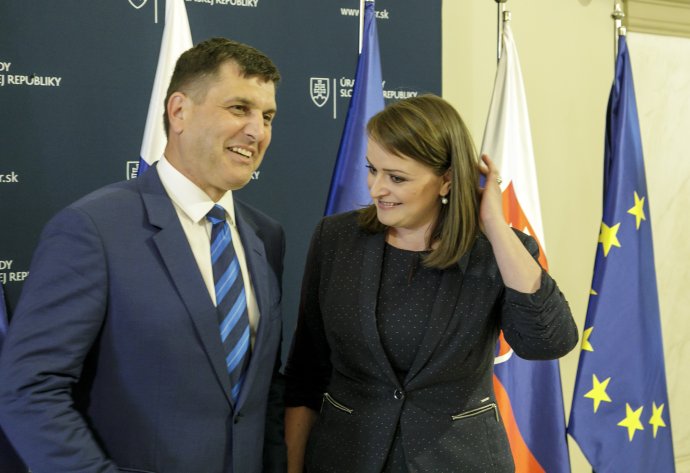 Štátny tajomník ministerstva práce Branislav Ondruš a viceprezidentka KOZ Monika Uhlerová. Foto – TASR