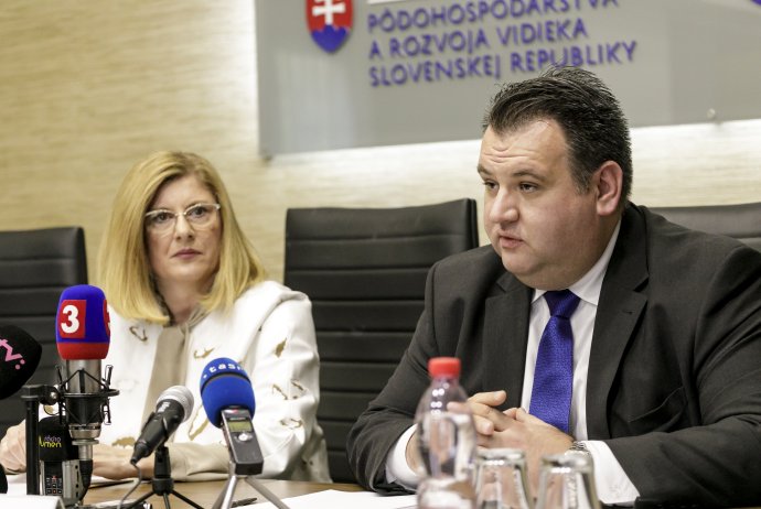 Bývalá ministerka pôdohospodárstva Gabriela Matečná a vtedajší šéf PPA Juraj Kožuch. Foto - TASR