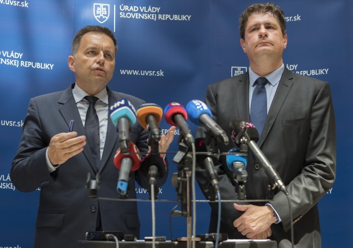 Minister financií Peter Kažimír a šéf Agentúry pre riadenie dlhu a likvidity Daniel Bytčánek. Foto – TASR