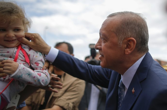 Turecký prezident Recep Tayyip Erdoğan po tom, čo odvolil v nedeľných voľbách. Foto - TASR/AP