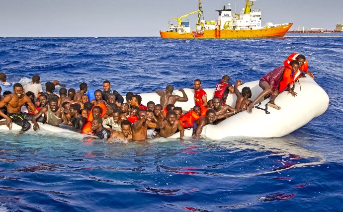 Migranti v Stredozemnom mori. Foto – TASR/AP