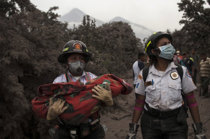 Záchranné práce v Guatemale po výbuchu sopky. Foto - TASR/AP