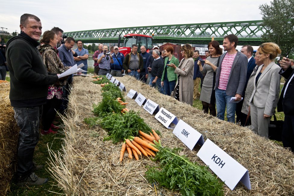 Farmári pozvali politikov na rokovanie k stohom slamy. Foto N – Andrej Bán