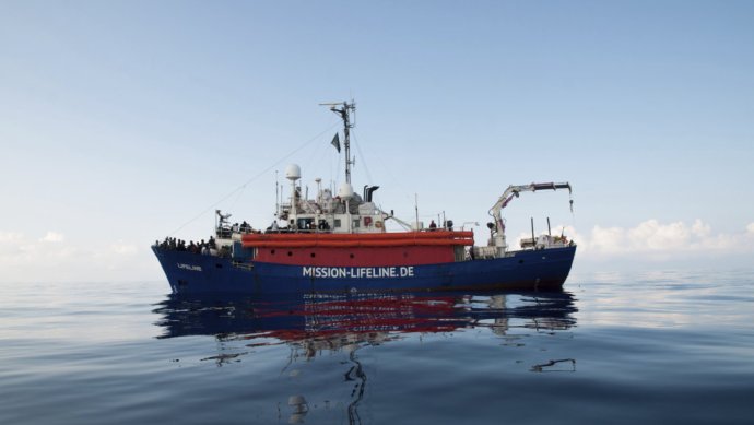 Loď nemeckej mimovládky Mission Lifeline s migrantmi odmetlo prijať Taliansko aj Malta. Foto - TASR/AP