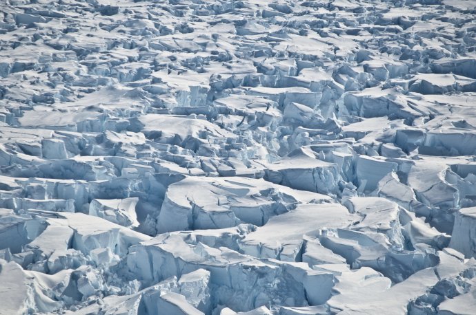Obrovské objemy topiaceho sa ľadu na Antakrtíde ovplyvňujú všetko a všetkých na svete. Foto - TASR/AP Ian Joughin