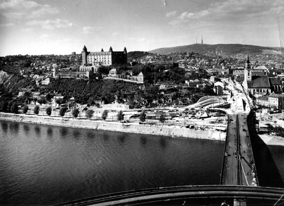 Most SNP počas výstavby začiatkom 70. rokov. Foto – archív ÚSTARCH SAV