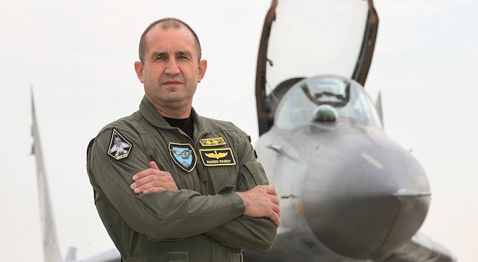 Bulharský prezident Rumen Radev je bývalý šéf letectva a stíhací pilot. Foto – archív R. Radeva