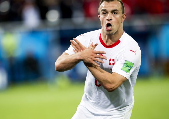 Xherdan Shaqiri práve strelil gól Srbsku a oslavuje ho napodobňovaním albánskeho národného symbolu. Foto – TASR/AP