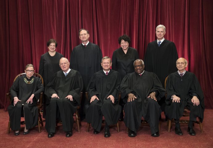 Americký najvyšší súd pred odchodom sudcu Kennedyho. Foto – TASR/AP