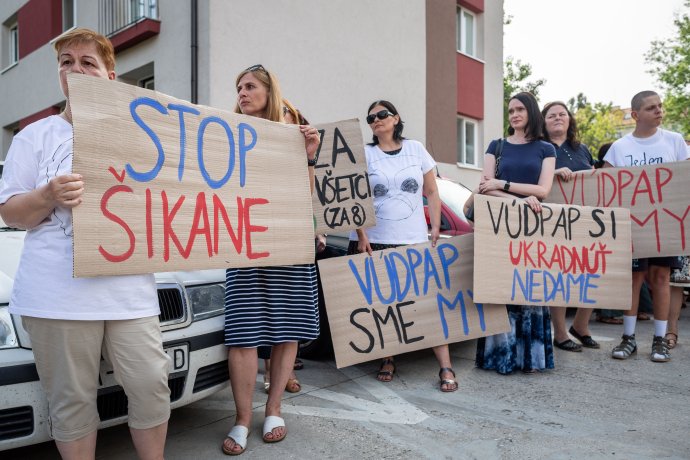 Rodičia a zamestnanci protestujú pred budovou VÚDPaP. Foto N – Tomáš Benedikovič