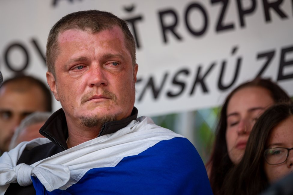 Patrik Magdoško s farmármi na pódiu protestu Za slušné Slovensko v Bratislave. Foto N – Tomáš Benedikovič