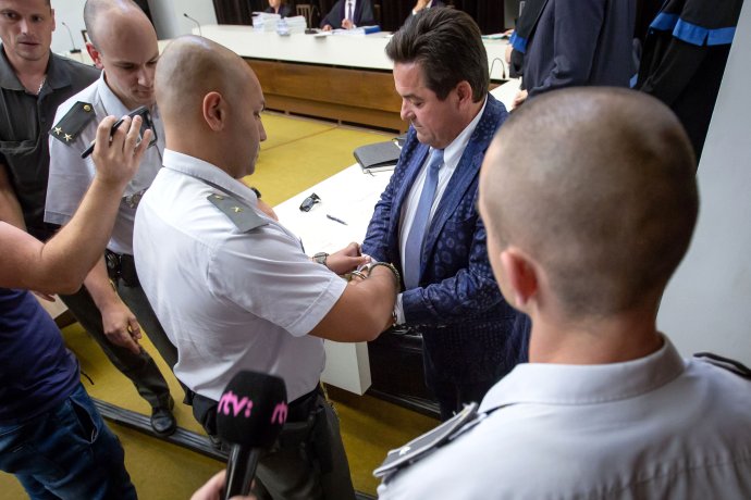 Marian Kočner odišiel z Najvyššieho súdu s putami na rukách. Foto N – Tomáš Benedikovič