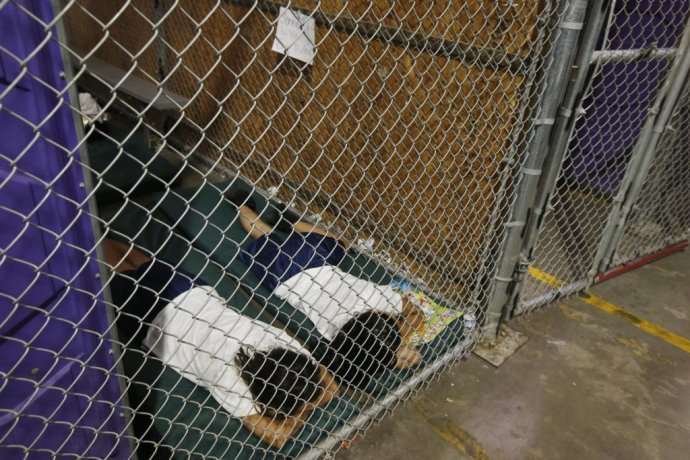 Oddeľovanie detí od migrantov, ktorí prešli nelegálne do USA, sa kritikom zdá nemorálne. Foto – AP