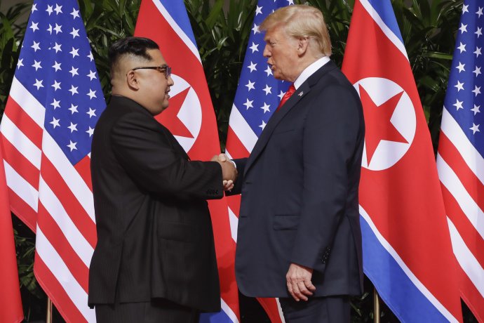 Trump a Kim sa prvýkrát stretli v júni minulého roka. Foto – AP