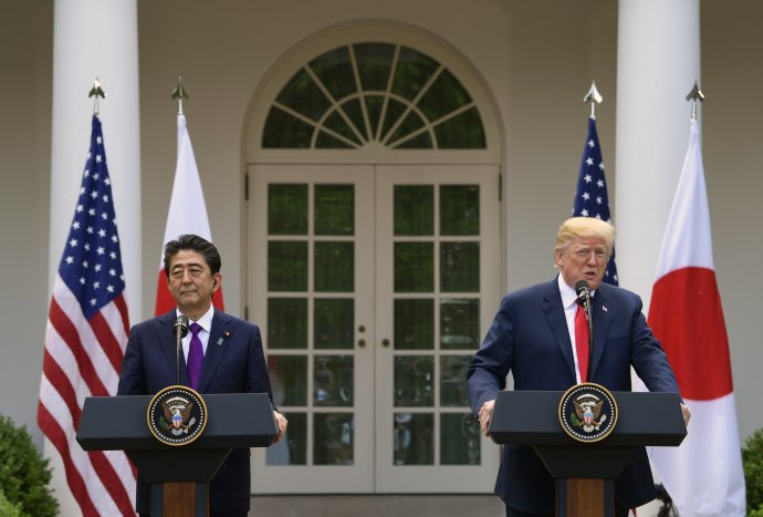 Pred samitom G7 sa Trump stretol s japonským premiérom Abem. Foto - TASR/AP