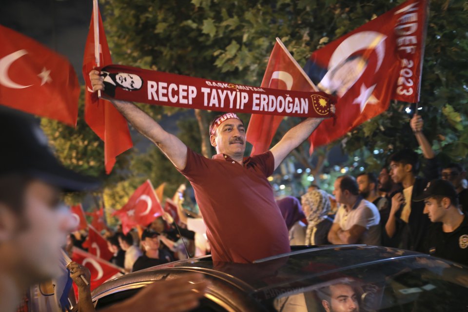 Stúpenci Erdogana oslavujú jeho víťazstvo v uliciach Istanbulu. Foto - ap