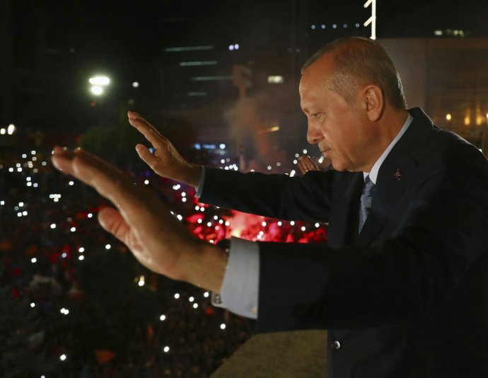 Turecký prezident Recep Tayyip Erdoğan kýva svojim stúpencom. Foto – AP