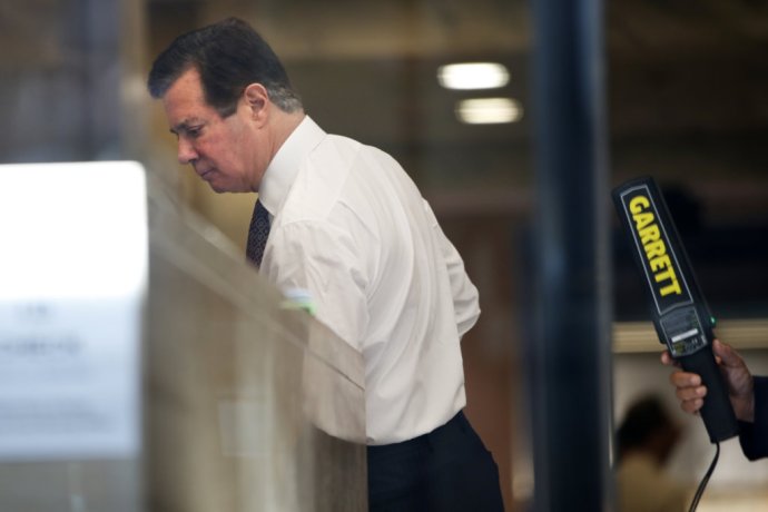 Paul Manafort prechádza bezpečnostnou kontrolou na federálny súd, ktorý ho poslal do väzenia. Foto - AP