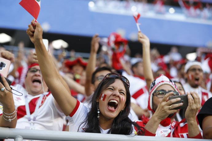 Fanúšikovia Peru počas zápasu s Dánskom. Foto – TASR/AP