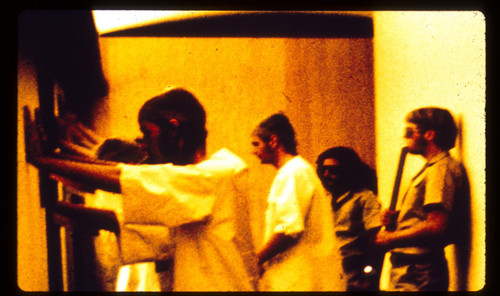Väzni poslúchajú príkazy dozorcov v Stanfordskom väzenskom experimente, ktorý vykonal psychológ Philip Zimbardo a jeho tím v roku 1971. Foto - PrisonExp.org