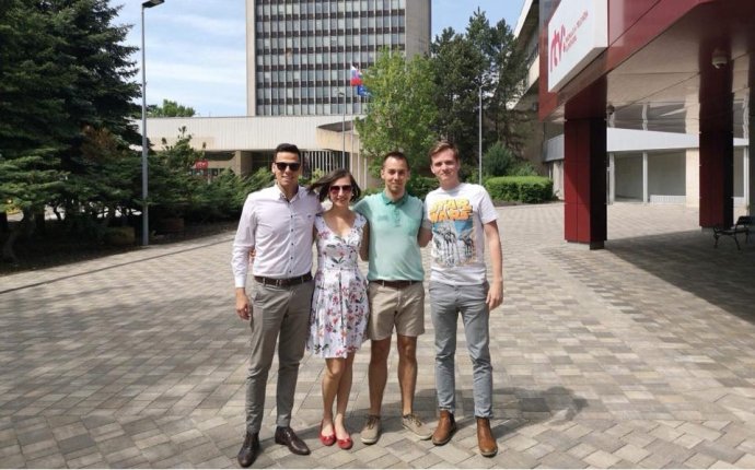 Novinári, ktorí museli odísť z RTVS pred dvomi rokmi. Kristián Čekovský, Jana Masárová, Matúš Dávid a Matúš Baňovič. Foto – FB Spravodajské odbory RTVS