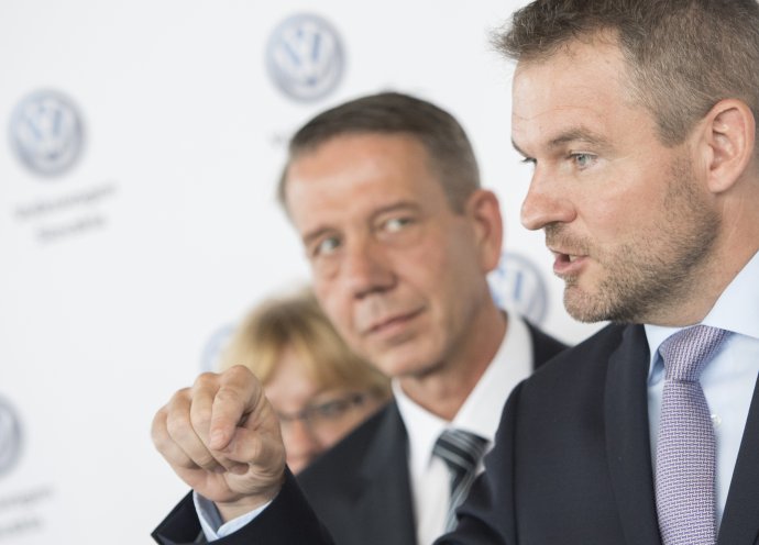Na snímke vpravo premiér Peter Pellegrini a vľavo predseda predstavenstva Volkswagen Slovakia Ralf Sacht. Foto – TASR