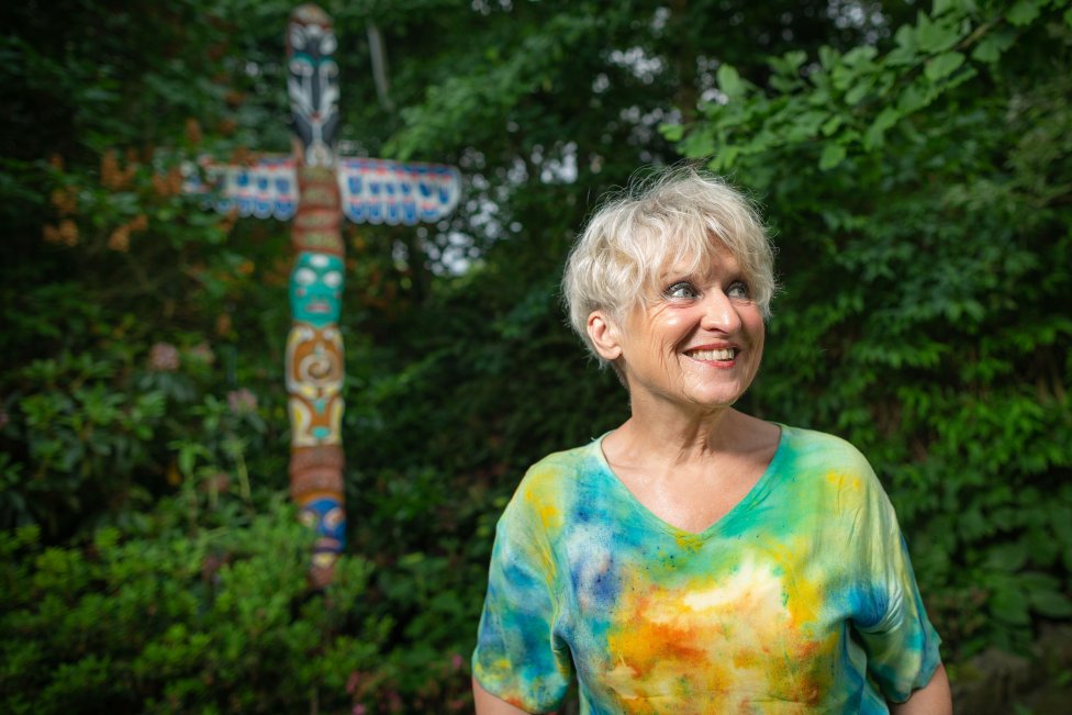 Jitka Vodňanská. Vyštudovala antropológiu a biológiu a neskôr absolvovala mimoriadne štúdium psychológie na UK v Prahe. V roku 1969 nastúpila na protialkoholické oddelenie Všeobecnej fakultnej nemocnice do tímu docenta Skálu. Je zakladateľkou muzikoterapie v Československu. V roku 1977 sa vydala za Jana Vodňanského, s ktorým má syna Tomáša. Absolvovala celý rad psychoterapeutických výcvikov. Je lektorkou skupinovej a rodinnej terapie, vyučovala neverbálnu komunikáciu, vedie akreditované výcviky psychoterapie pre lekárov. Od polovice 90. rokov sa venuje budhistickej meditácii a každoročne absolvuje pobyty v ázijských kláštoroch. Foto N – Tomáš Benedikovič