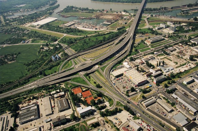 Kruhový objazd pod Prístavným mostom na Bajkalskej je najnehodovejšie miesto v Bratislave. Foto - TASR
