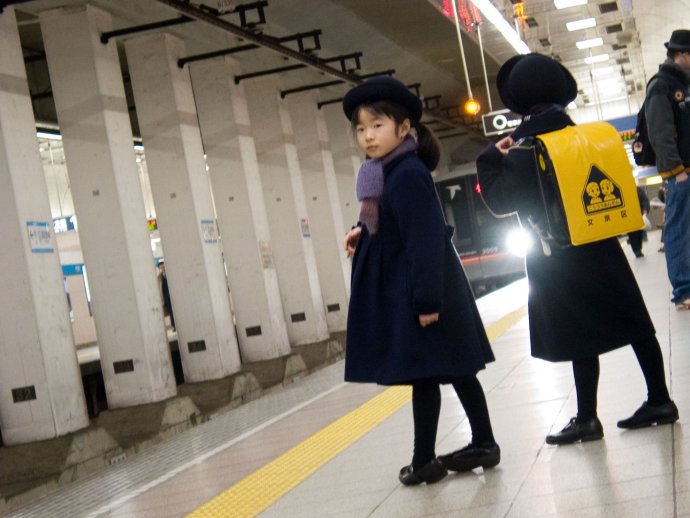 Japonské deti chodia do školy bez sprievodu rodičov. Foto - Flickr.com/elmimmo