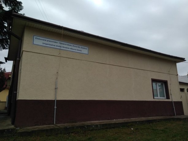 Jedna z budov elokovaného pracoviska školy v Sečovciach | Zdroj fotografie: Marián Kizek, Korzár