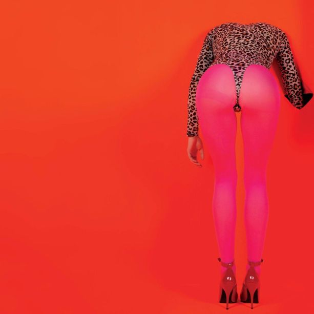 "Nie, nie je to moja...Moje pozadie." Obal najnovšieho albumu Masseduction od speváčky St. Vincert, ktorá vystúpi aj na Pohode. Foto: americansongwriter.com