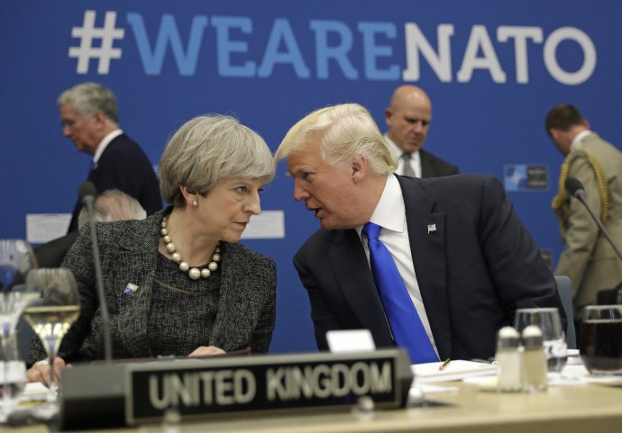 Americký prezident Donald Trump a britská premiérka Theresa Mayová sa rozprávajú počas minuloročného samitu. Foto - tasr/ap