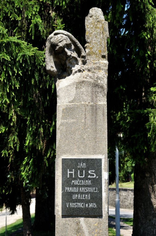 Pamätník Majstra Jana Husa v Brezovej pod Bradlom z roku 1922.