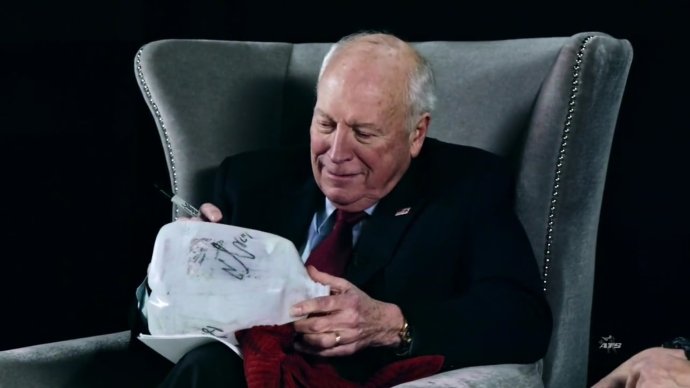 Dick Cheney sa podpisuje na bandasku. Reprofoto - Denník N/Showtime