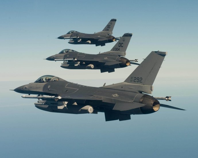 Vláda na návrh SNS vybrala lietadlá F-16, ktoré sú najrozšírenejším typom stíhačky na svete. Američania Slovensku ponúkli najnovšiu verziu Block 70. Na fotke sú stroje F-16 americkej Národnej gardy. Foto – Lockheed