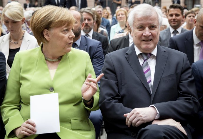 Angela Merkelová a nemecký minister vnútra Horst Seehofer. Foto – TASR/AP