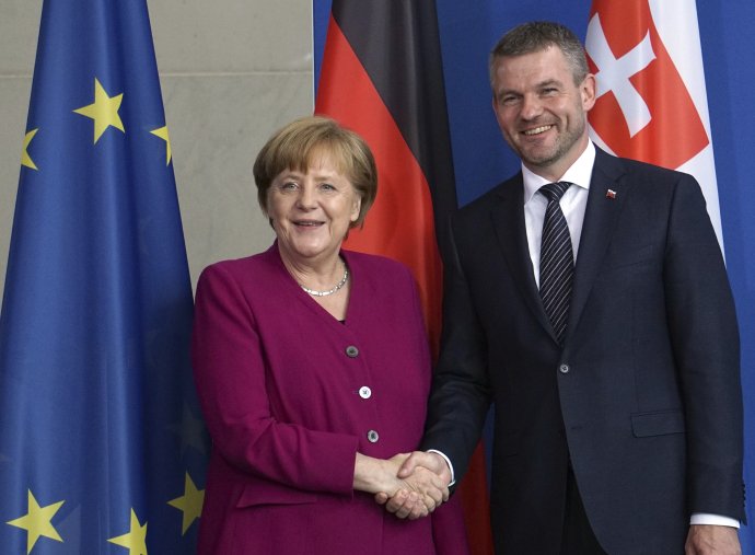 Pellegrini sa stretol s Merkelovou v máji. Foto Tasr