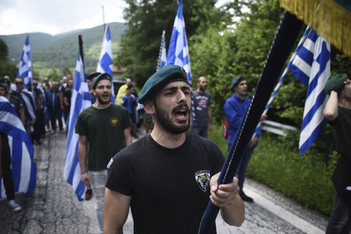 Proti dohode v júni protestovlai mnohí Gréci, ktorí odmietajú, aby sa krajina volala podobne, ako ich severná provincia. Foto - tasr/ap