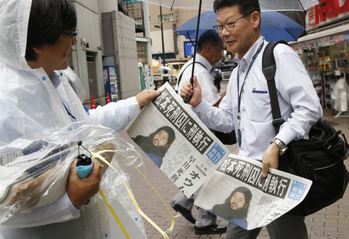 Japonské noviny vyšli s extra vydaním o poprave členov sekty. Foto – TASR/AP