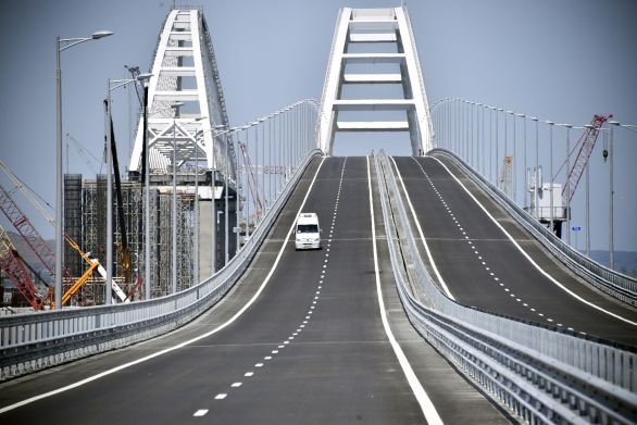 Nový 19-kilometrový most od mája minulého roka spája Rusko s Krymom. Foto - TASR/AP