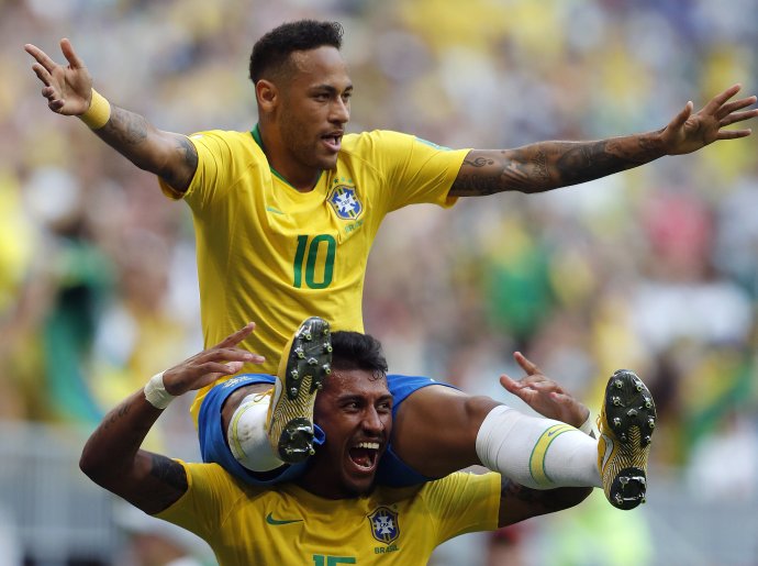 Neymar a Paulinho. Foto - AP