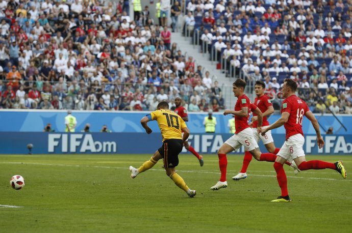 Eden Hazard strieľa gól Anglicku. (AP Photo/Petr David Josek)