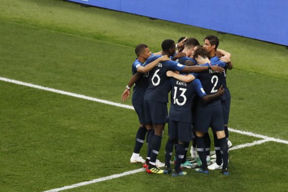 Francúzsky hráč Antoine Griezmann oslavuje so spoluhráčmi druhý gól z penalty vo finálovom zápase Francúzsko – Chorvátsko. Foto – TASR/AP