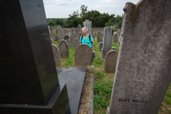 Ruth Frankel pred hrobmi praprarodičov. Foto N – Tomáš Benedikovič
