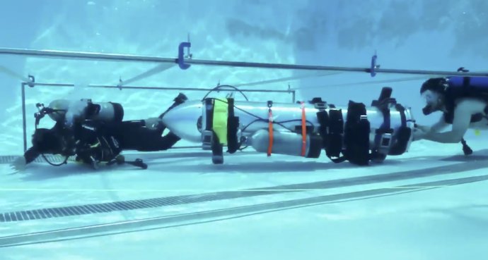 Muskova ponorka, ktorá mala zachrániť chlapcov, bola podľa potápača len PR a nefungovala by v jaskyni. Foto - tasr/ap