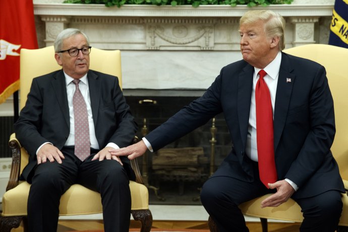 Trump s Junckerom v Bielom dome. Foto – TASR/AP